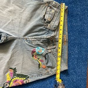 Z Cavaricci authentic vintage women’s floral embroidered jeans size tag cut out?